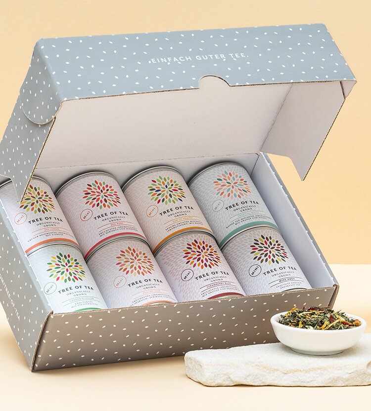Hellgraue Geschenkbox mit acht Teedosen mit Bio-Blatttee