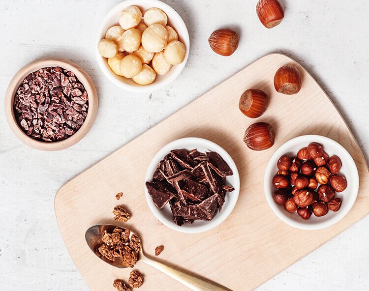 Kakaosplitter, Nuesse und Muesli Zutaten